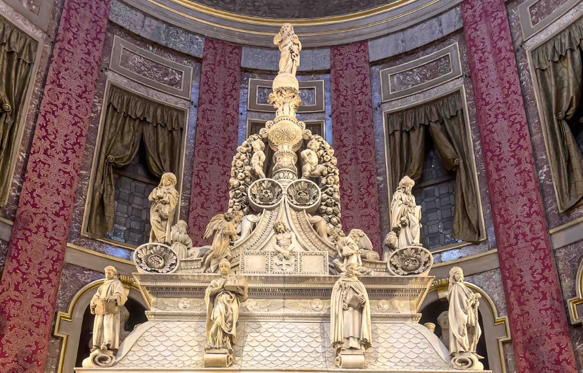 Ornate upper section of the Ark of Saint Dominic in Bologna, with marble saints, angels, and cherubs
