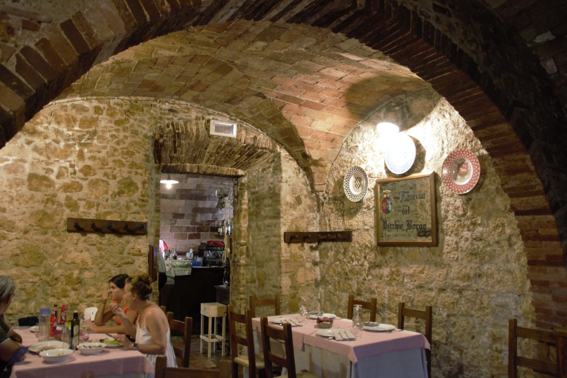 Taverna del Vecchio Borgo interior, vaulted brick ceiling dining room in Massa Marittima