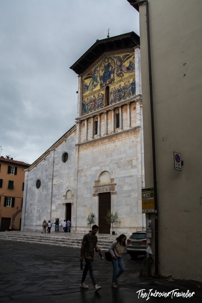 Basilica di San Frediano in Lucca, featuring its striking Byzantine gold mosaic facade