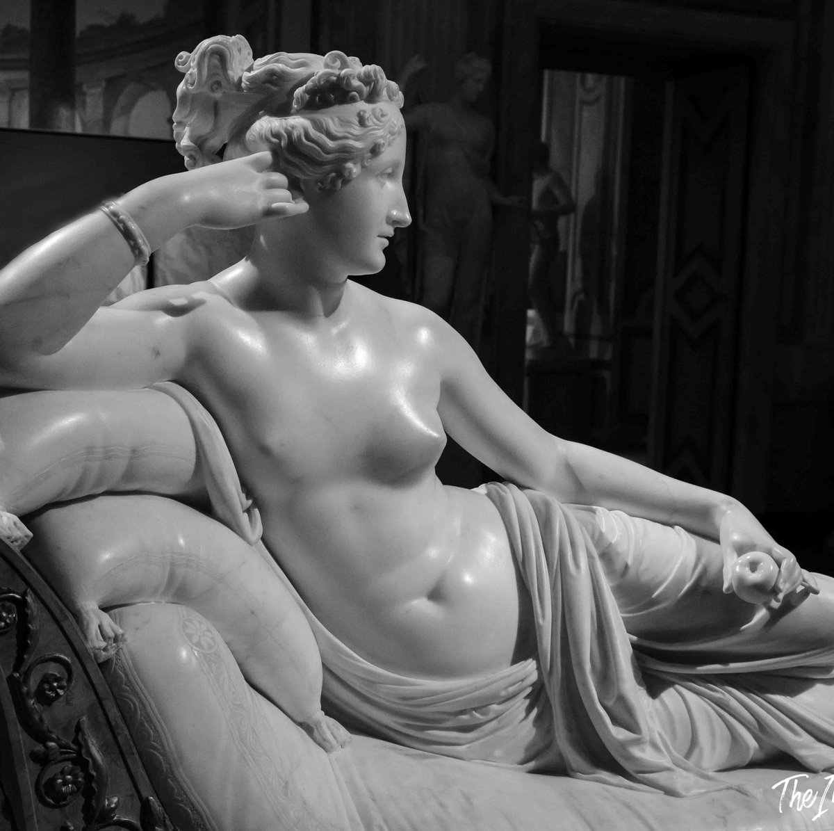 Pauline Borghese as Venus Victrix by Canova, reclining marble figure holding an apple
