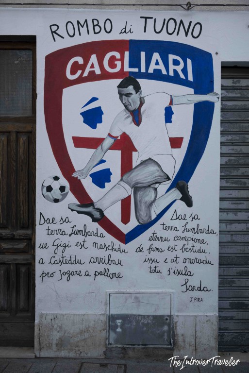 Street mural in Sardinia honoring Gigi Riva, titled Rombo di Tuono, with Cagliari Calcio crest