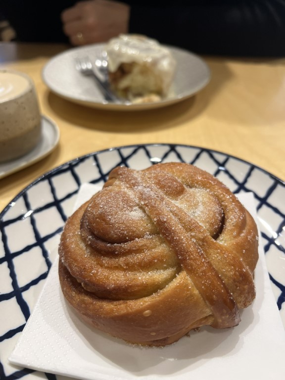 Swedish-style kanelbulle cinnamon roll at Melaleuca Bistrot, one of Florence's top breakfast spots