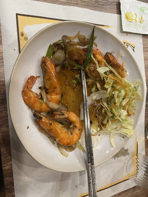 Stir-fried shrimp with vegetables and savory sauce at Fratelli Vietnam in Bologna