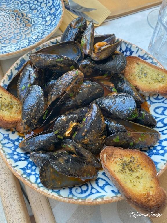 Steamed mussel soup with garlic toast at Sicily Take Away restaurant in Marzamemi
