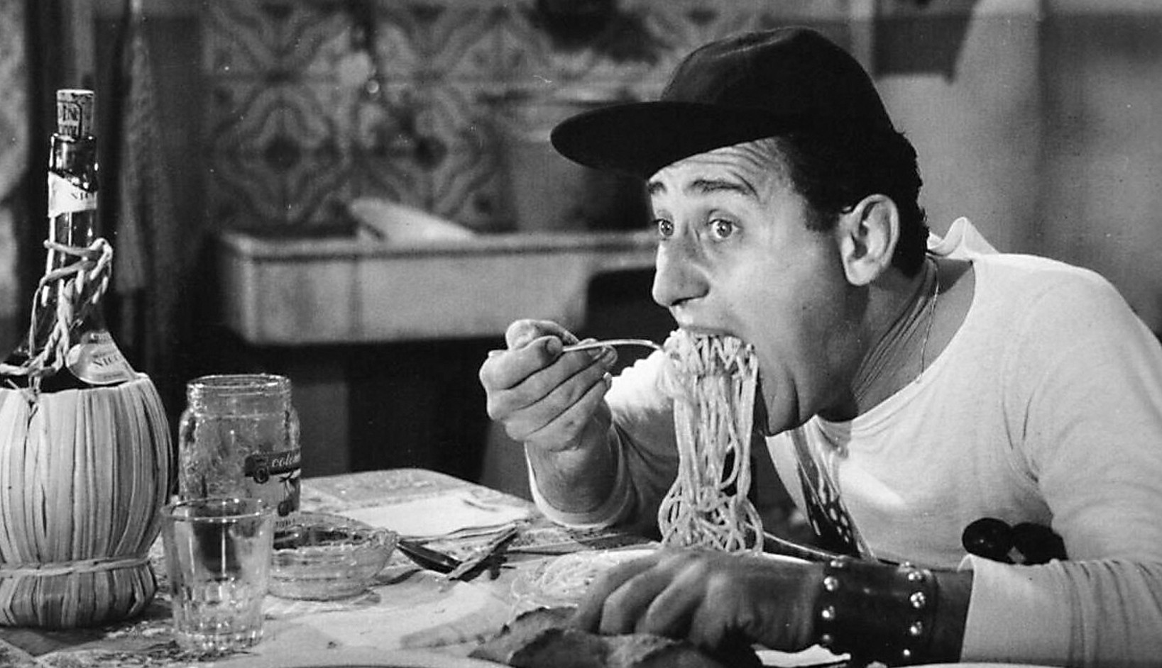 Alberto Sordi eating spaghetti in the iconic scene from An American in Rome, 1954