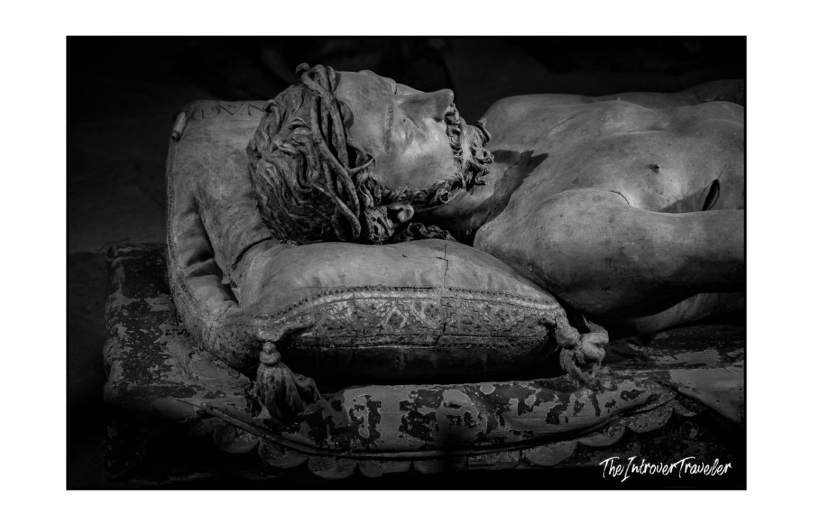 Recumbent Christ figure by Niccolò dell'Arca, showing anatomical realism and sculpted pillow detail in Bologna