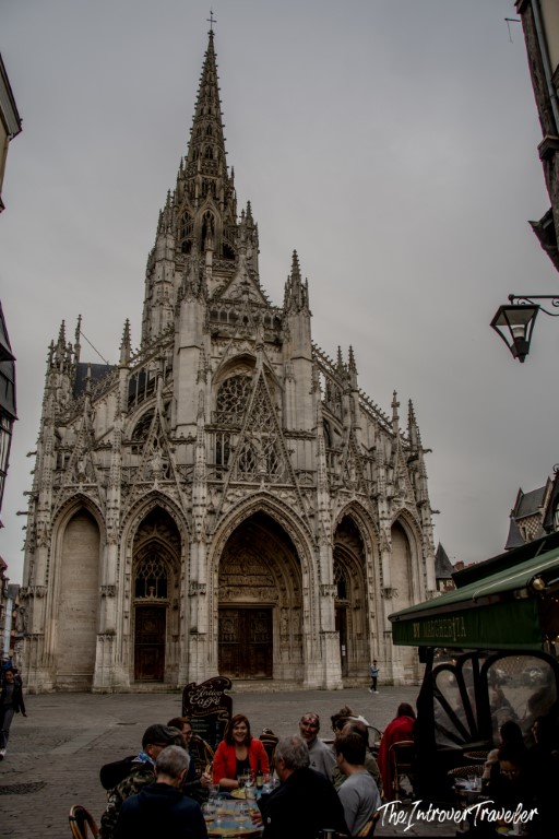 Eglise Saint-Maclou gothic facade in Rouen with cafe diners in the foreground