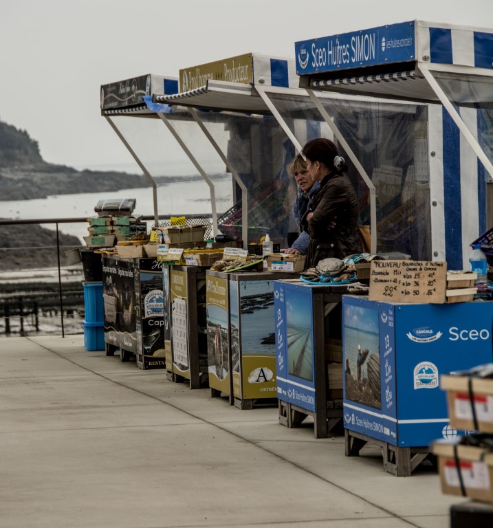 Sceo Huitres Simon oyster stall at the Cancale waterfront market, Brittany