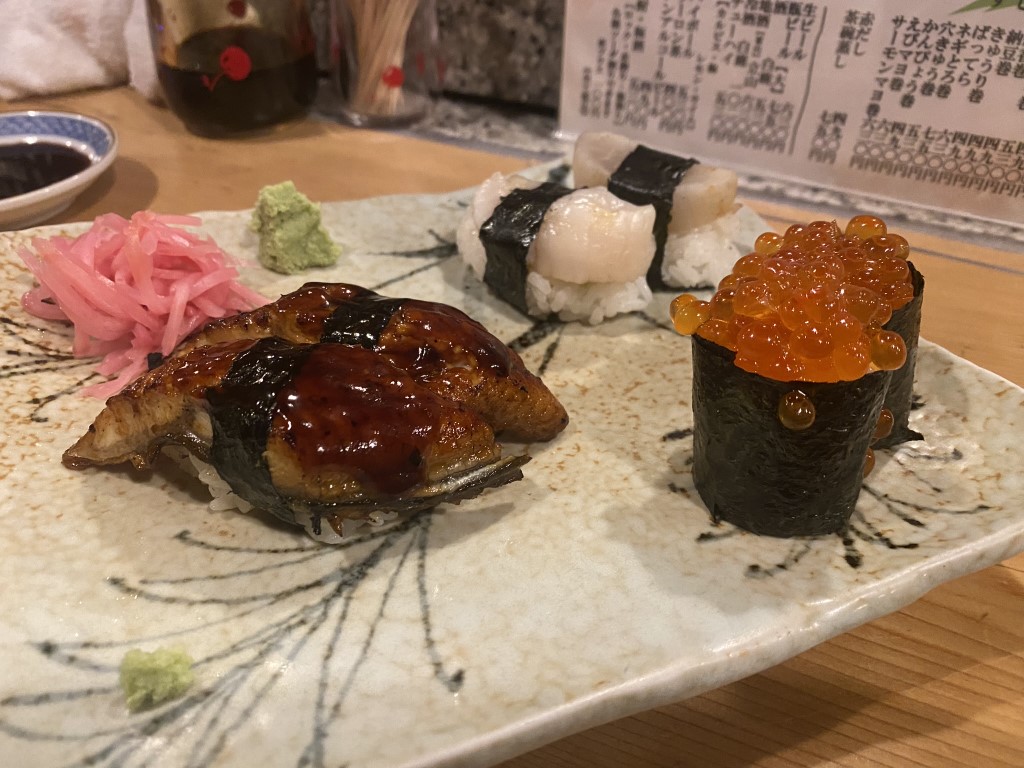 Unagi, ikura, and hotate nigiri sushi plate at Kame Sushi Sohonten, Osaka